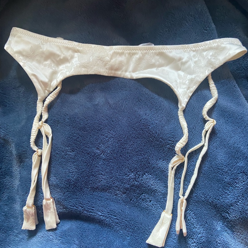 3/$20 Victoria’s Secret Garter